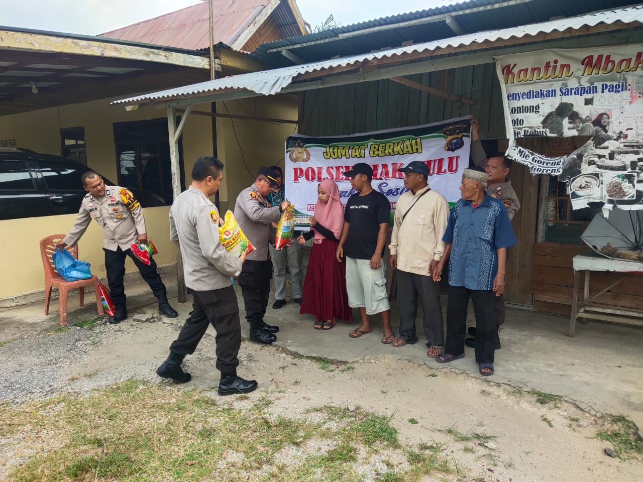 Jumat Barokah Polsek Siak Hulu Berikan Bansos Kepada Warga Kurang Mampu di Desa Pangkalan Baru